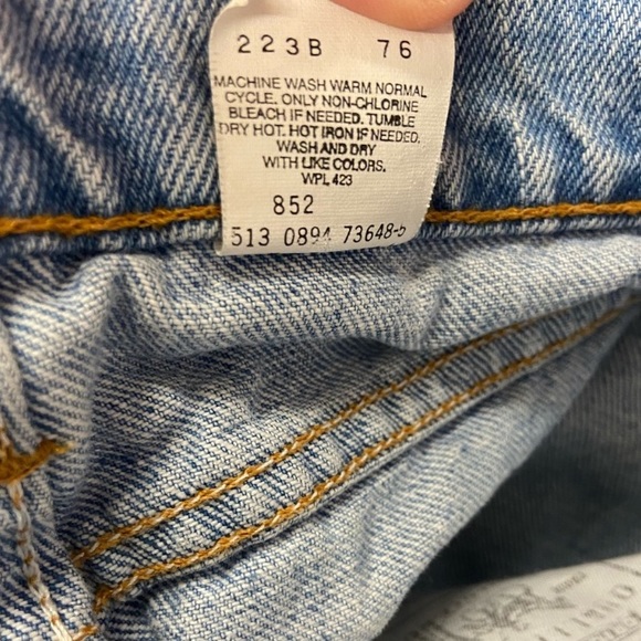 Vintage Levi’s 505 Regular Light Wash Jeans - Picture 5 of 12